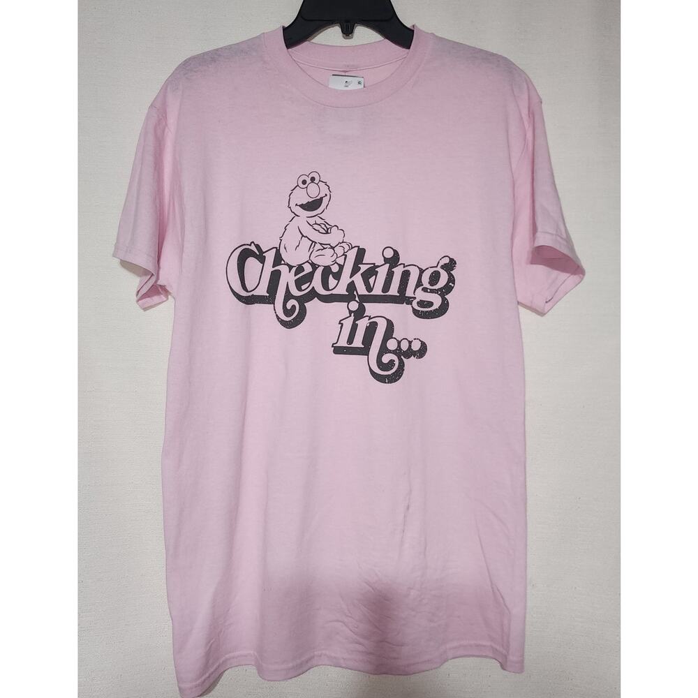 Elmo ''checking in'' faded shirt medium